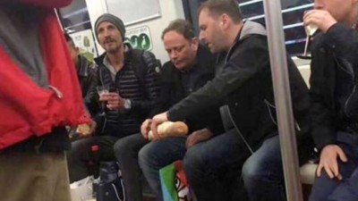 Imagem de estrangeiros a comer no metro de Xangai torna-se viral nas redes sociais chinesas