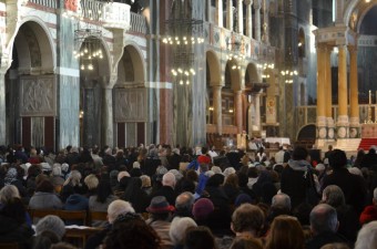 Imagem de Nossa Senhora de Fátima coroada na Catedral de Westminster