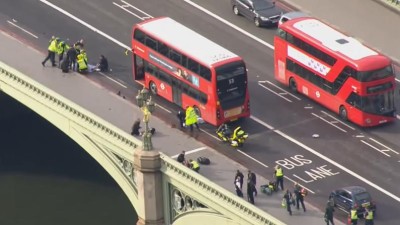 Imagens aéreas captam momentos angustiantes vividos após ataque terrorista em Londres