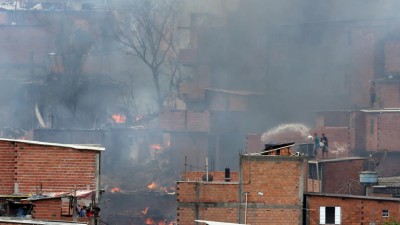 Incêndio de grandes proporções atinge uma das maiores favelas de São Paulo