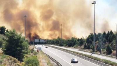 Incêndio de grandes proporções na Grécia fecha principal auto-estrada do país