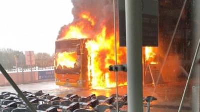 Incêndio em autocarro obriga a evacuar aeroporto de Stansted, em Londres