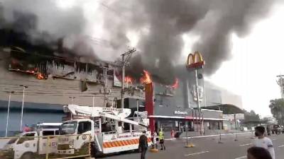 Incêndio em centro comercial nas Filipinas faz pelo menos 38 mortos