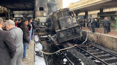Incêndio em estação de comboio mata 10 pessoas no Egito