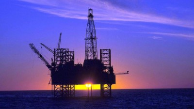 Incêndio em plataforma petrolífera no Mar da Noruega obriga a retirar 33 pessoas