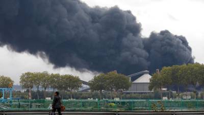 Incêndio ocorre numa fábrica de produtos químicos em França