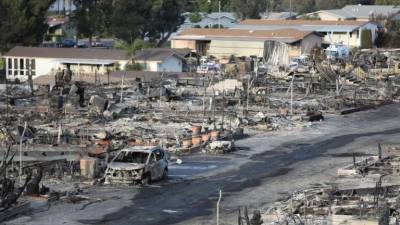Incêndios na Califórnia causaram um morto, destruíram 834 edifícios e 81.000 hectares
