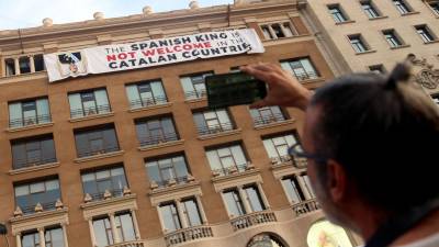 Independentistas catalães colocam faixa contra visita de Filipe VI a Barcelona