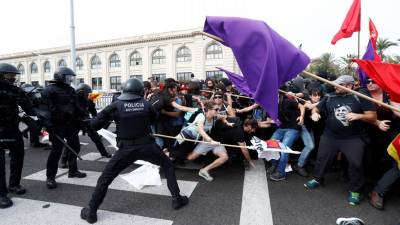 Independentistas pacíficos contra violência de minoria de radicais na Catalunha