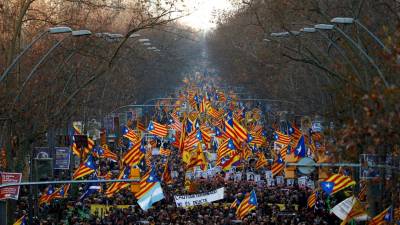 Independentistas presos tomam posse no parlamento espanhol