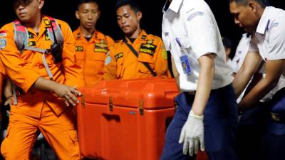Indonésia recupera caixa negra do avião que caiu com 189 pessoas a bordo