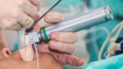Infectados entre 70 e 79 anos têm um risco 10,4 vezes maior de ser internados em UCI