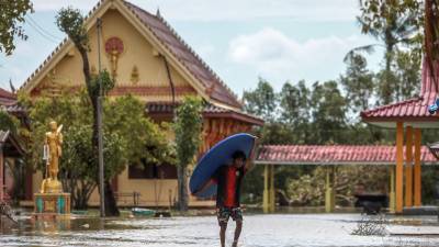 Inundações e cortes de energia no sul da Tailândia à passagem da tempestade Pabuk
