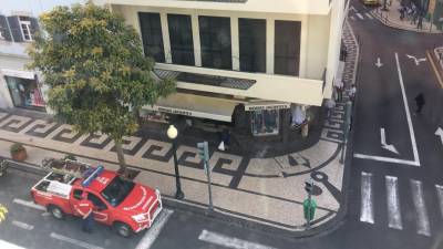 Inundação na Rua Fernão de Ornelas mobiliza bombeiros