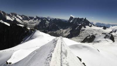 Investigadores identificam glaciar nos Alpes contaminado com microplásticos