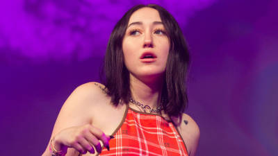 Irmã mais nova de Miley Cyrus fala sobre problemas de depressão no novo EP