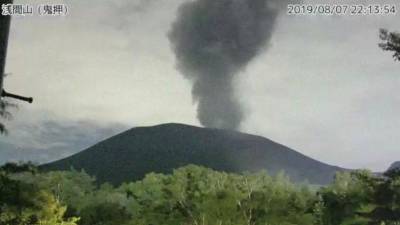 Japão eleva nível de alerta após erupção de vulcão