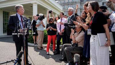 John Bolton diz que ministro da Defesa está contra Maduro