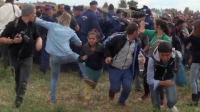 Jornalista húngara que agrediu refugiados condenada a três anos de pena suspensa