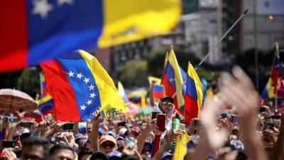 Jornalistas de Univisión detidos na Venezuela por fazerem perguntas incómodas no palácio presidencial