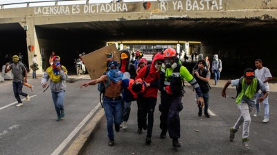 Jovem de 17 anos atropelado em protesto na Venezuela morre no hospital