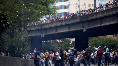 Jovem de 17 anos morto a tiro durante protestos anti-Maduro