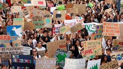 Jovens de mais de metade do planeta exigem hoje combate às alterações climáticas