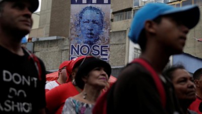 Jovens venezuelanos montam tendas no exterior do palácio presidencial em apoio a Maduro