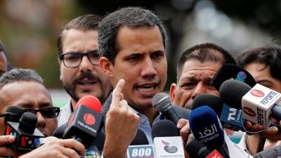 Juan Guaidó pede aos venezuelanos que abram corredor para fazer entrar ajuda na Venezuela