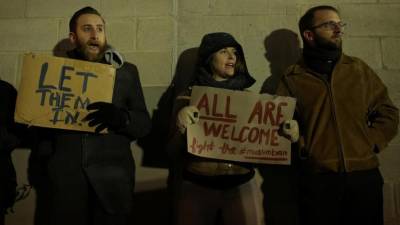 Juiz levanta parcialmente proibição da entrada de refugiados nos Estados Unidos