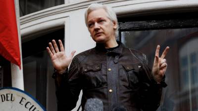 Julian Assange detido na embaixada do Equador em Londres