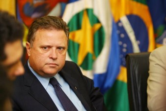 Justiça bloqueia bens de ministro no Brasil