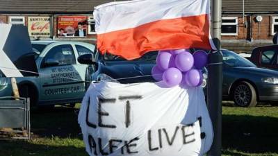 Justiça britânica rejeita novo recurso de pais do pequeno Alfie