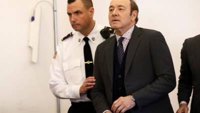Kevin Spacey proibido de se aproximar de jovem que o acusa de abuso sexual