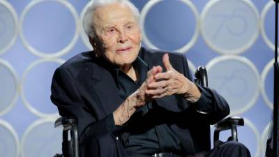 Kirk Douglas presenteado com homenagem surpresa nos Globos de Ouro