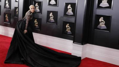 Lady Gaga cancela dez concertos por estar com dores fortes