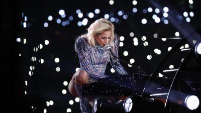 Lady Gaga ilumina Super Bowl com mensagens de inclusão