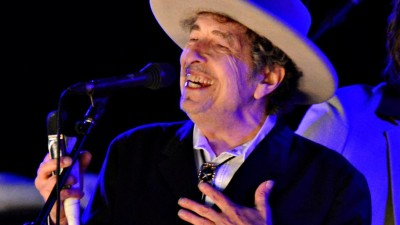 Álbum triplo de versões de clássicos norte-americanos por Bob Dylan é hoje lançado