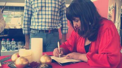 Lídia Maria lançou o primeiro livro de poesia