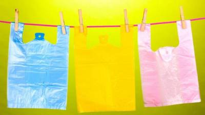 Leis que proíbem sacos de plástico para fruta e louça de plástico publicadas hoje