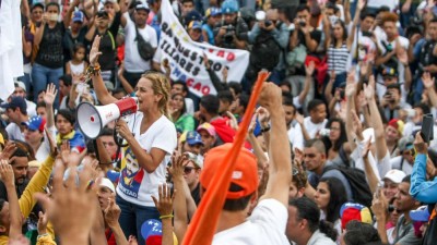 Libertados cinco membros da oposição venezuelana um dia após início do diálogo político