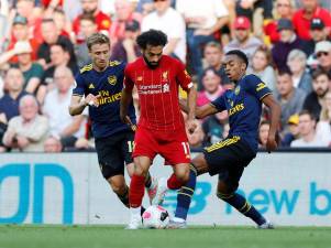 Liverpool soma terceiro triunfo consecutivo e lidera isolado Liga inglesa