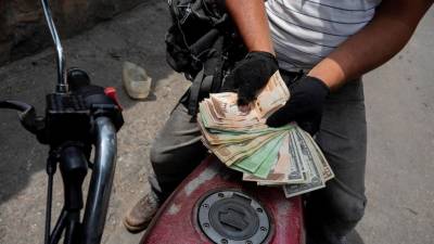 Longas filas de clientes marcaram reabertura dos bancos na Venezuela