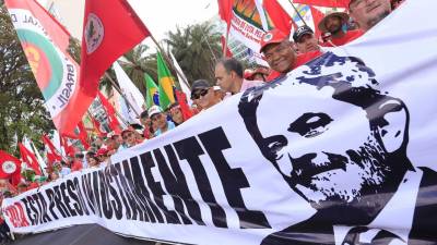 Lula da Silva continua à frente em sondagem para as presidenciais brasileiras