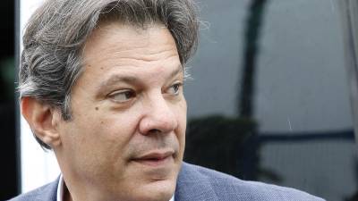 Lula renuncia à candidatura e apresenta Hadad como substituto às eleições presidenciais