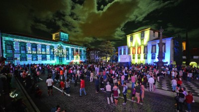 Luz e cor inundaram a Praça do Município do Funchal