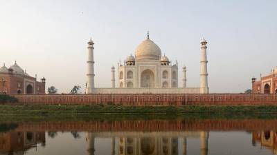 Macacos atacam dois turistas franceses no monumento indiano de Taj Mahal