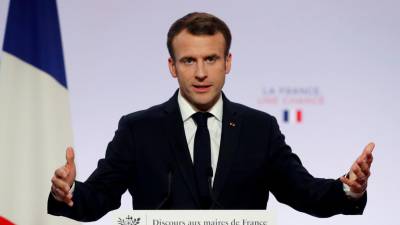 Macron dá mais um passo para acalmar protestos e anula taxa sobre combustíveis