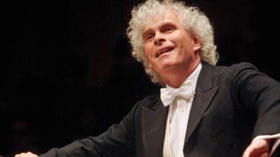 Maestro Simon Rattle alerta para difícil sobrevivência das orquestras