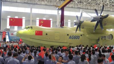 Maior avião anfíbio do mundo realiza voo inaugural na China